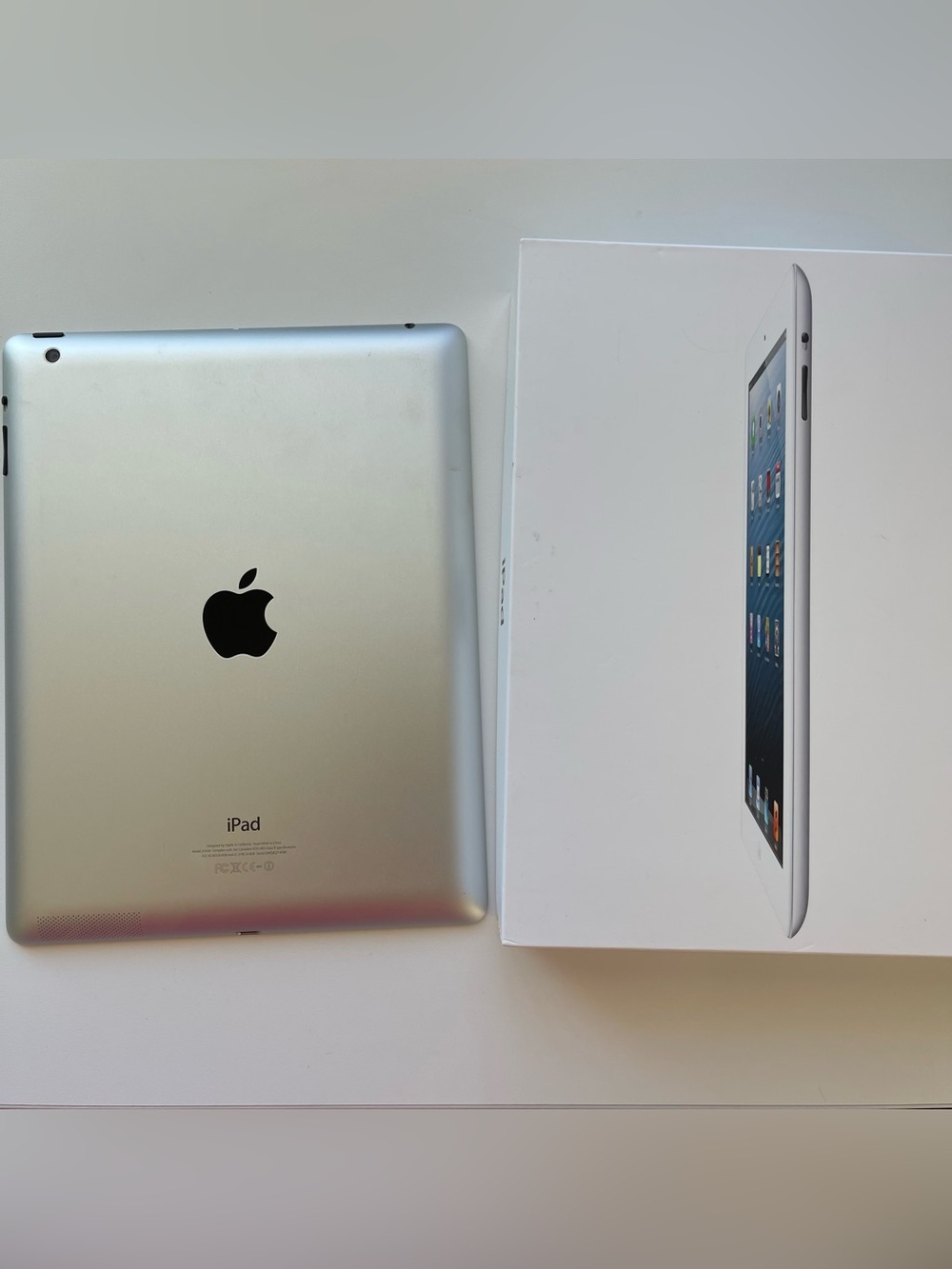 Original Apple iPad 4th Generation 16GB White A1458 MD513LL/A WiFi